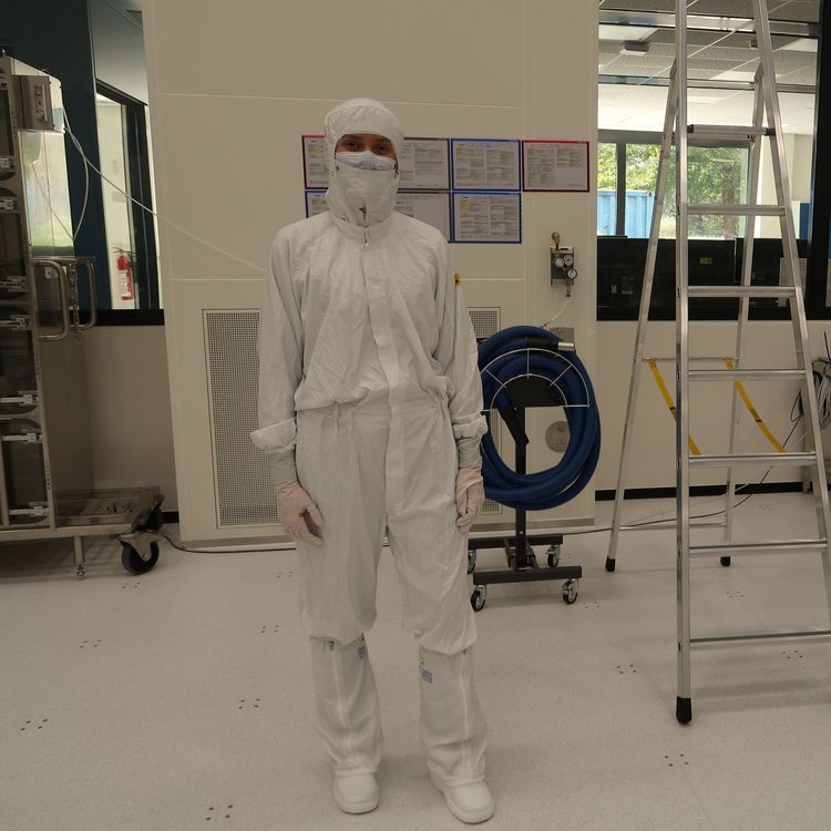 Isabella im Reinraum im Airbus Defence and Space Standort in Toulouse