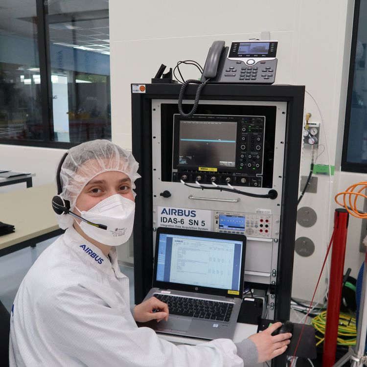 Hier misst Isabella elektrische Signale, ihre Spannung und Dauer