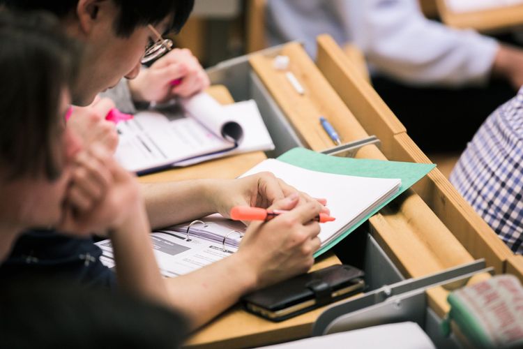 Auf Zetteln mitschreiben - oder doch lieber am Laptop?