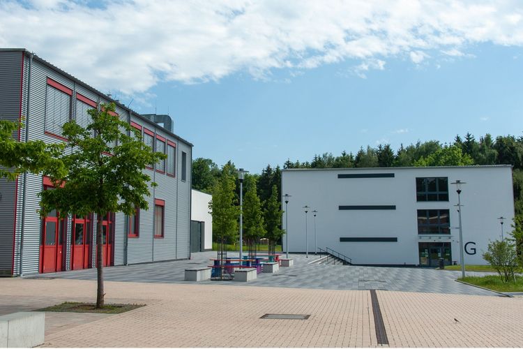 Schüler*innen ab der 11. Klasse haben eine Doppelstunde mehr Mathe, um eigenständig in Lerngruppen zu arbeiten