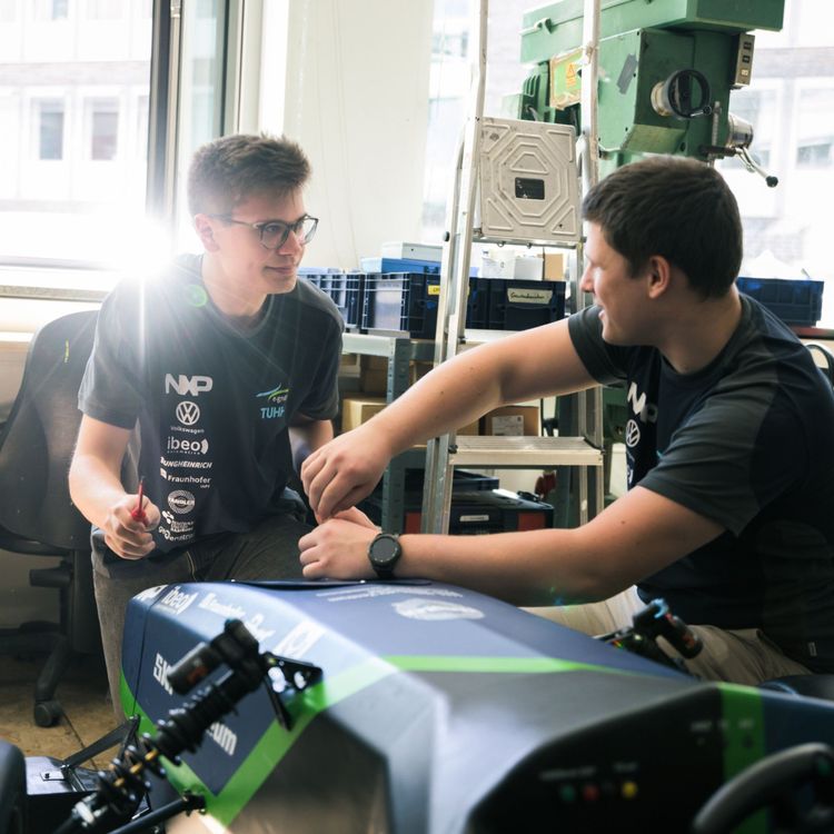 Bei der Formula Student bauen Hochschul-Teams Rennwagen und treten gegeneinander an