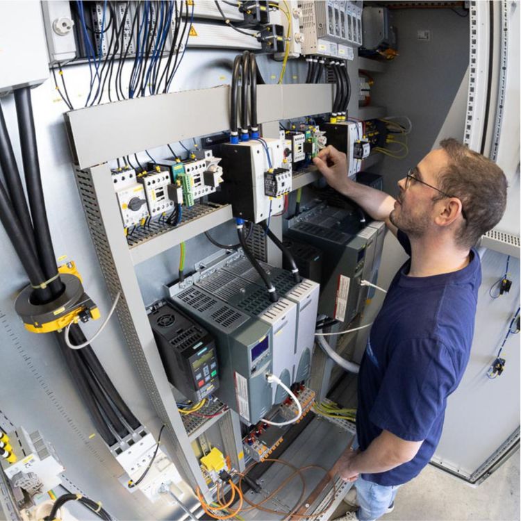 Hier ist die Technik der riesigen Industrieöfen versteckt. Der Elektroingenieur hat den Durchblick. 