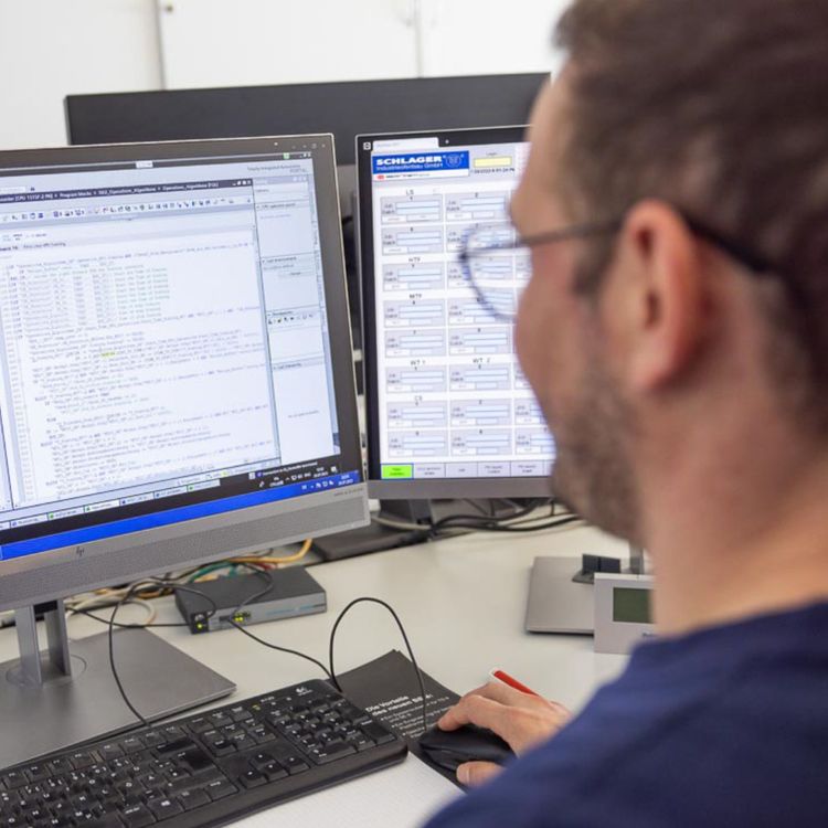 Ein großer Teil von Tariqs Arbeit findet am Schreibtisch statt. Hier programmiert er die automatisierten Öfen. 