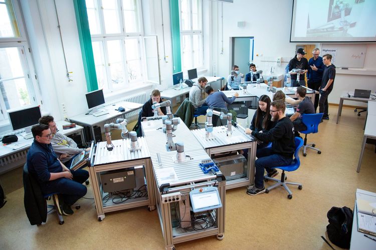 Nachwuchskräfte werden bereits früh an die Technik herangeführt