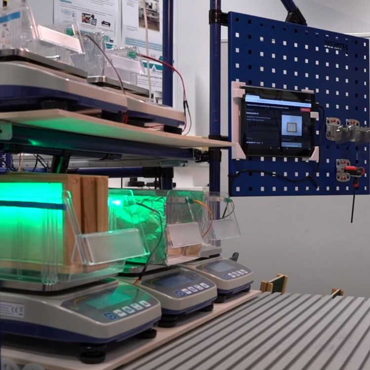 Mit Lichteffekten wird den Werker*innen angezeigt, wo sich das nächste Teil befindet