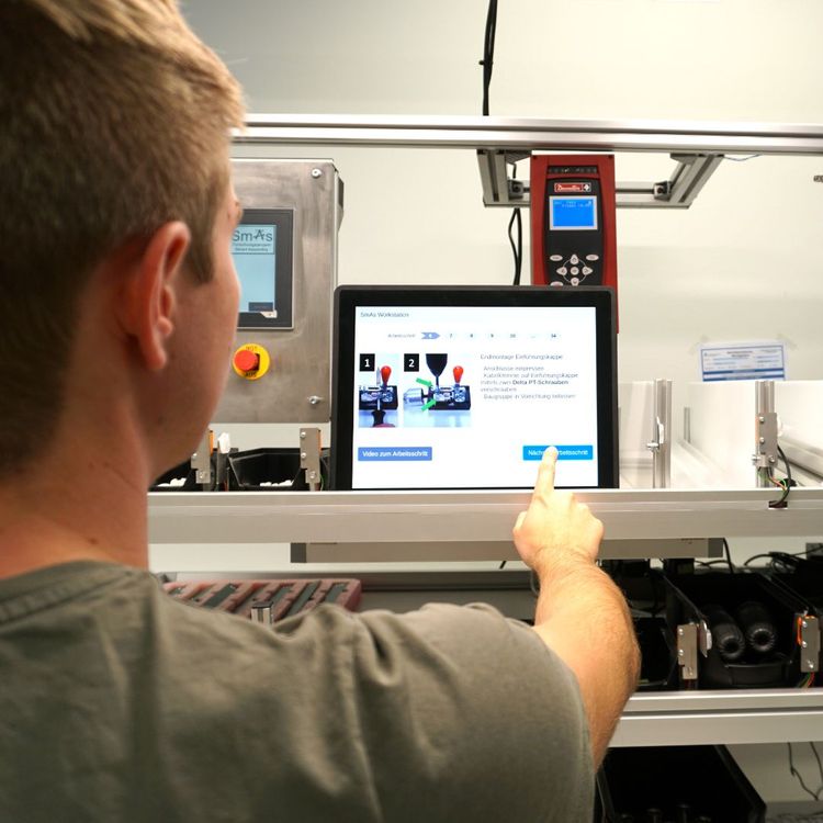 Das smarte System auf dem Tablet weiß genau, in welchem Arbeitsschritt sich die Werker*innen befinden