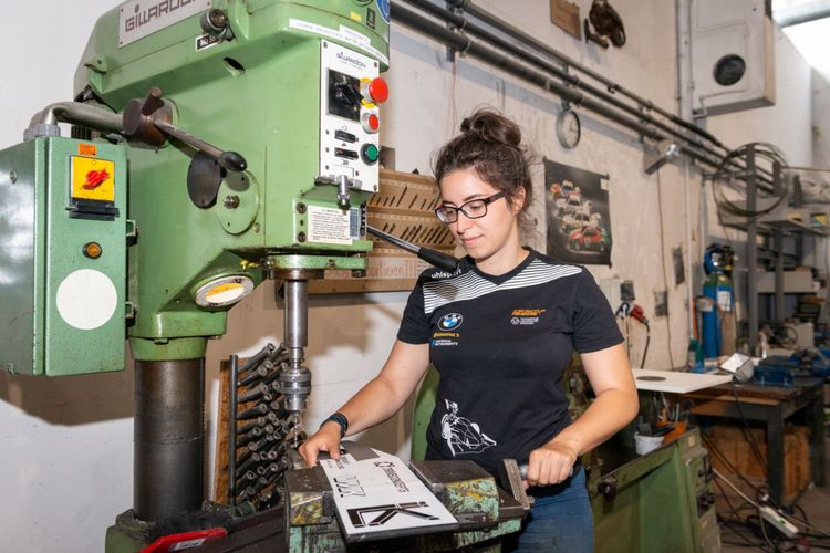 Die Teilnehmerinnen sind kommen dem Ingenieurberuf ganz nah: Dafür geht es auch mal an die Drehbank