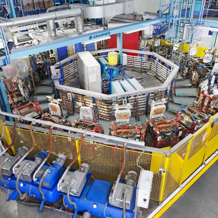 Als Projektingenieurin kümmert sich Sophia unter anderem um Kunststoffmaschinen wie diese Rundtischanlage eines Kunden.