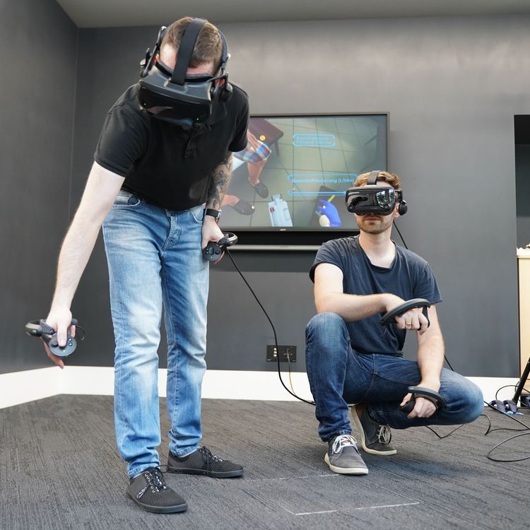 Elsenbast und Schnier müssen die Software immer wieder auf's Neue testen