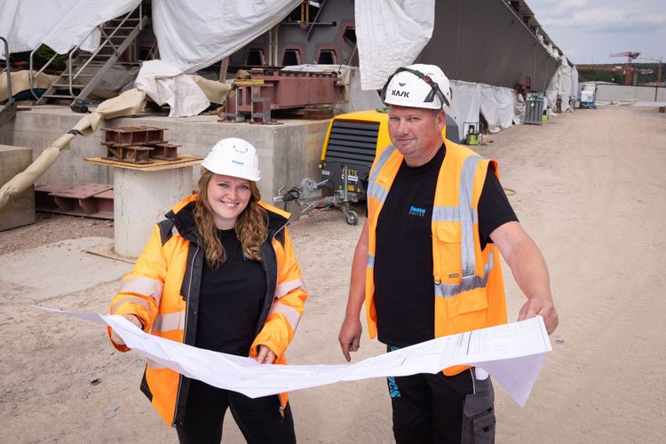 Es geht Hand in Hand auf der Baustelle