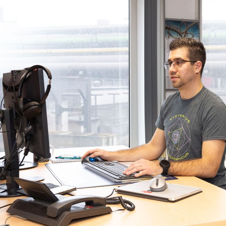 Homeoffice und Büroarbeit gehören auch zum Job von Elektroingenieur*innen 