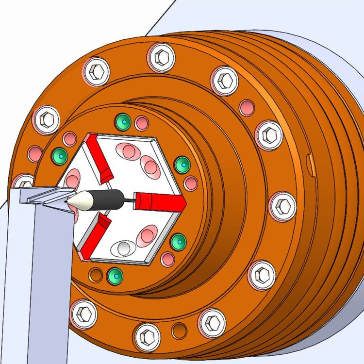 Der Spitzer wird an den Bleistift herangefahren und anschließend durch die Rotation angespitzt