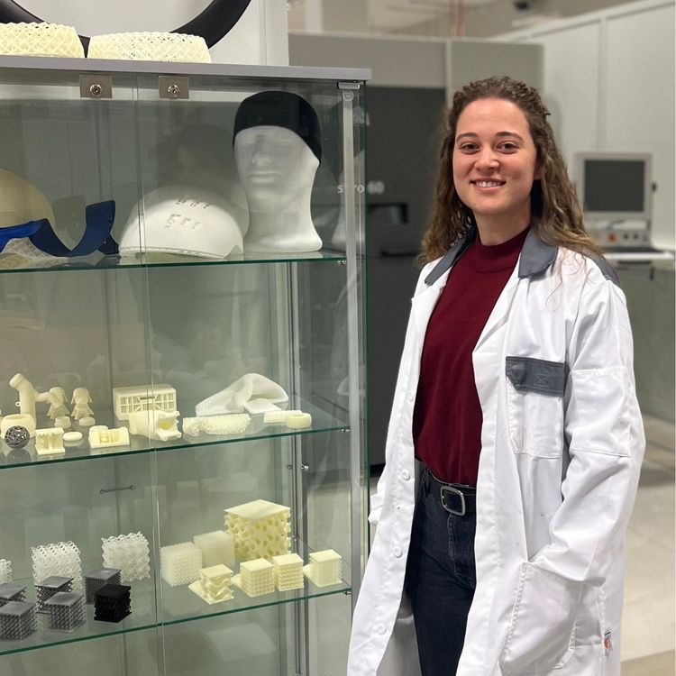 Alexandra im Technikum neben Konstruktionen, die mit dem 3D-Drucker gefertigt wurden 