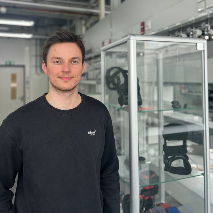 Im Werkstoffkunde-Labor können die Studierenden an Projekten arbeiten und verschiedene Tests durchführen 