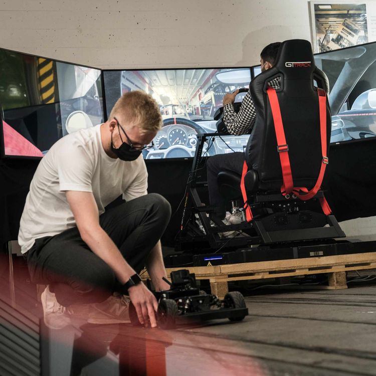 Im Projekt AUDEx wird an zwei Hauptkomponenten gearbeitet: am Fahrzeug und am Simulator