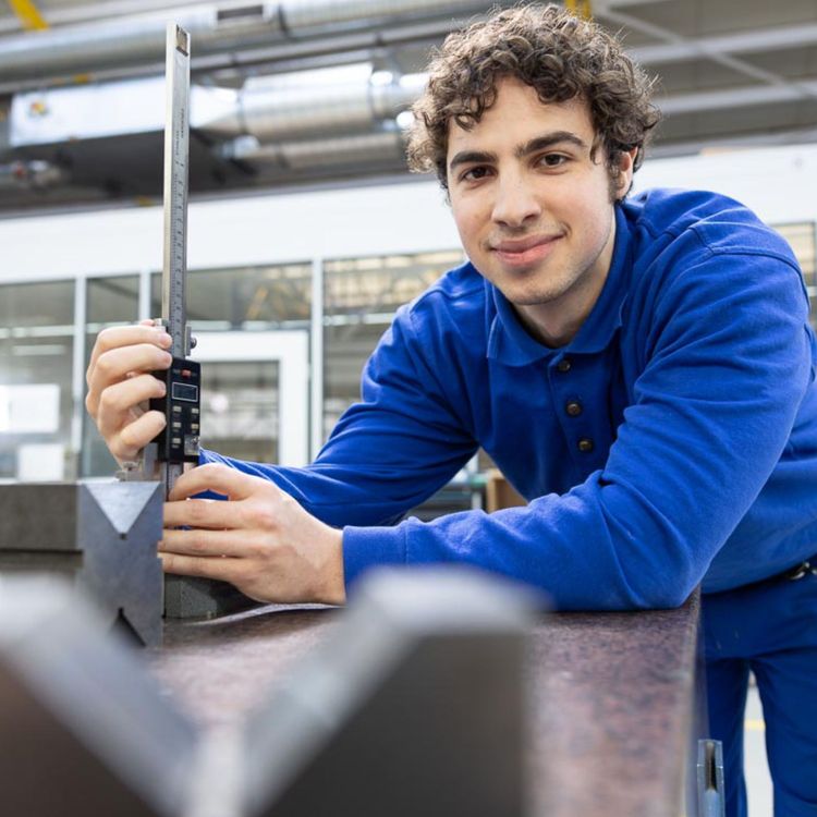 Millimetergenau: im Metallgrundkurs lernen sie, Metallstücke so präzise wie möglich zu feilen. Nachmessen ist Pflicht.