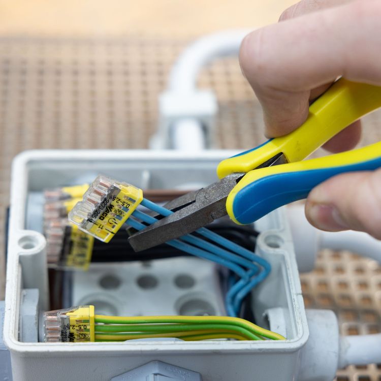 Kabel, Strom und Schlaltungen - die Grundlagen sind am Anfang des Studiums ein großes Thema