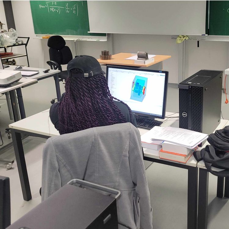 Auf Milaines PC sieht man das Modell eines Schrägstirnrades, ein Bestandteil eines Getriebes