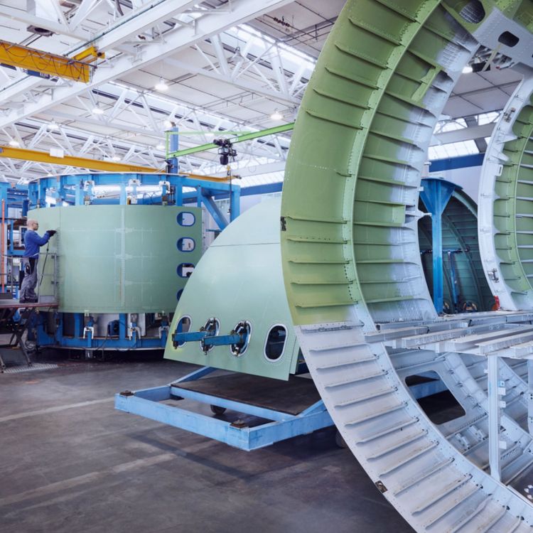 Qualitätsmanagerin Teresa hat den überblick und fasst die Vorgaben und Qualitätsrichtlinien für unterschiedliche Abteilungen zusammen.