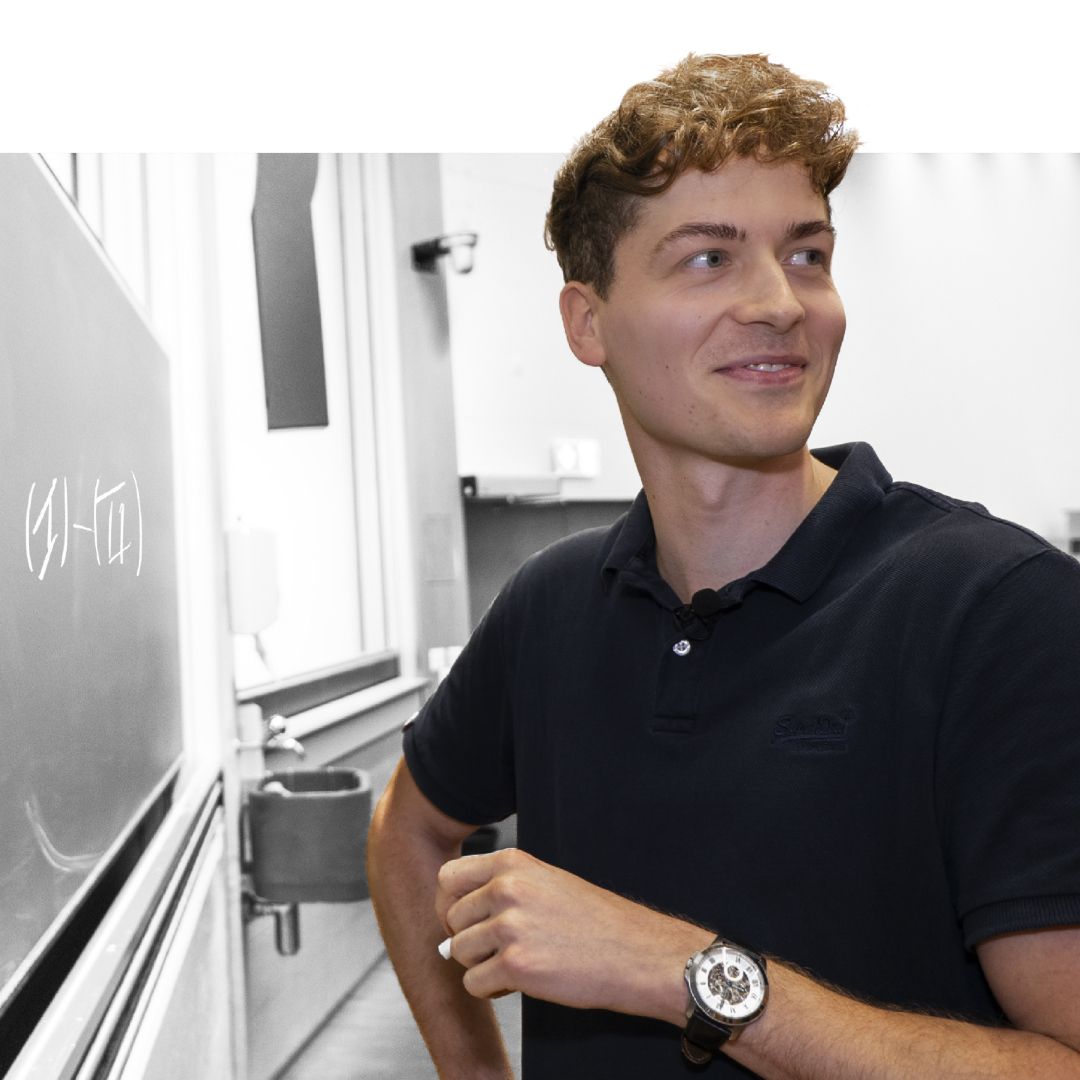 Niklas Houba vor der Tafel im Hörsaal